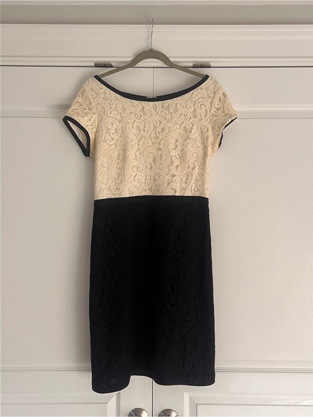 Ann Taylor Two-Tone Cream and Black Lace Shift Dress